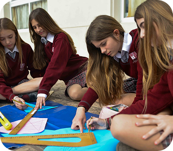 Gruppo di studentesse che svolgono un lavoro pratico