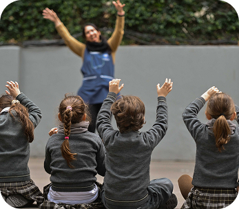 Un insegnante intrattiene i bambini